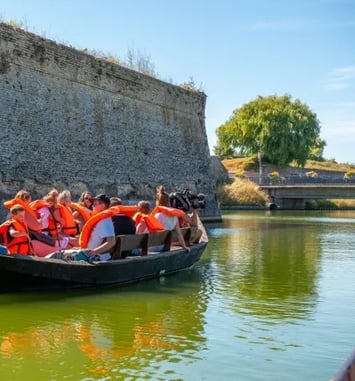 Balade guidée en bateau à passagers autour des fortifications