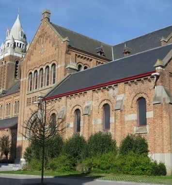 Visite flash de l'église St. Vaast : sacristie, objets liturgiques, histoire du culte à Notre-Dame du Fief