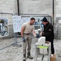 Atelier et démonstration de taille de pierre au pied du chantier de restauration des façades du Palais de Justice de Douai