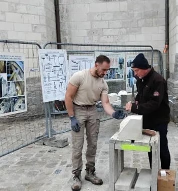 Atelier et démonstration de taille de pierre au pied du chantier de restauration des façades du Palais de Justice de Douai