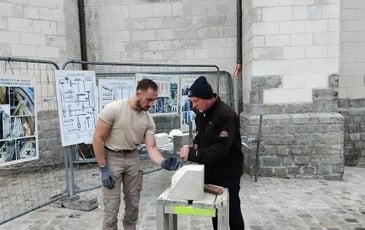 Atelier et démonstration de taille de pierre au pied du chantier de restauration des façades du Palais de Justice de Douai