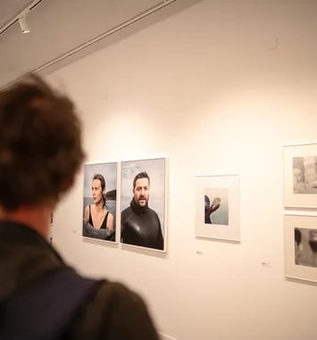 Visite de l'exposition « Quelque chose de bleu »