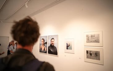 Visite de l'exposition « Quelque chose de bleu »