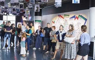 Visites commentées du lieu augmentées de ponctuations musicales