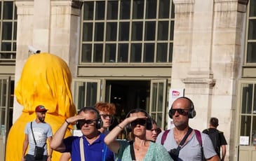 Balade audio immersive à Lille — Passé, présent et futur — en autonomie via l'application CityWhispers, en français et en anglais.