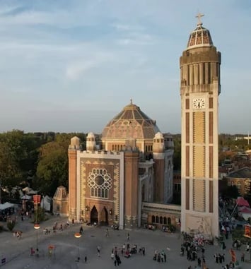 Exposition : l'Eglise et l'Hôtel de ville s'observent