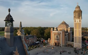 Exposition : l'Eglise et l'Hôtel de ville s'observent