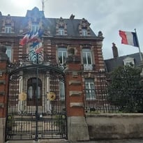 Visite des salons de réception de la sous-préfecture