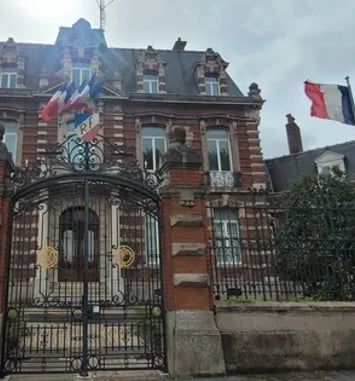 Visite des salons de réception de la sous-préfecture