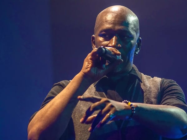 One poet show
