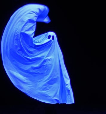 Pillowgraphies, danses pour 7 fantômes et lumière noire