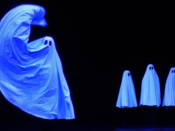 Pillowgraphies, danses pour 7 fantômes et lumière noire